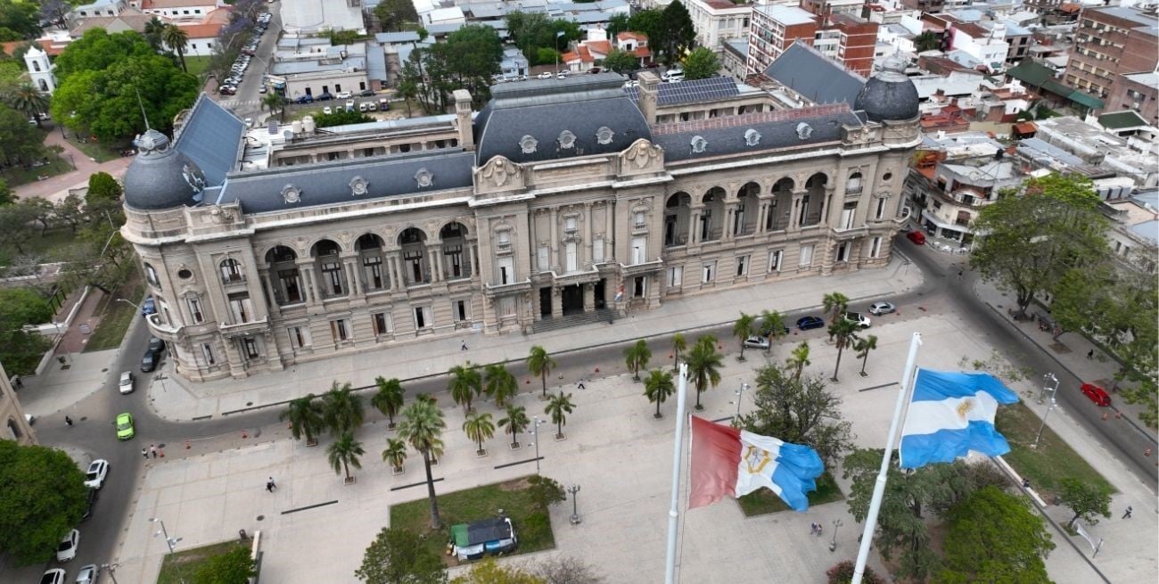 La "Casa Gris" se encuentra frente a la Plaza 25 de Mayo. Foto: Fernando Nicola.