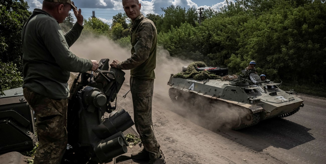 FILE PHOTO: Ukrainian service members ride an Armoured Personnel Carrier, amid Russia's attack on Ukraine, near the Russian border in Sumy region, Ukraine August 11, 2024. REUTERS/Viacheslav Ratynskyi/File Photo