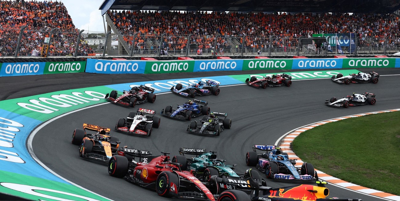 Formula One F1 - Dutch Grand Prix - Circuit Zandvoort, Zandvoort, Netherlands - August 27, 2023
Red Bull's Sergio Perez, Ferrari's Charles Leclerc, Aston Martin's Lance Stroll and McLaren's Oscar Piastri in action during the race REUTERS/Stephanie Lecocq