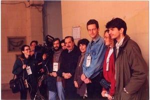 El equipo de producción junto a Alfonsín.