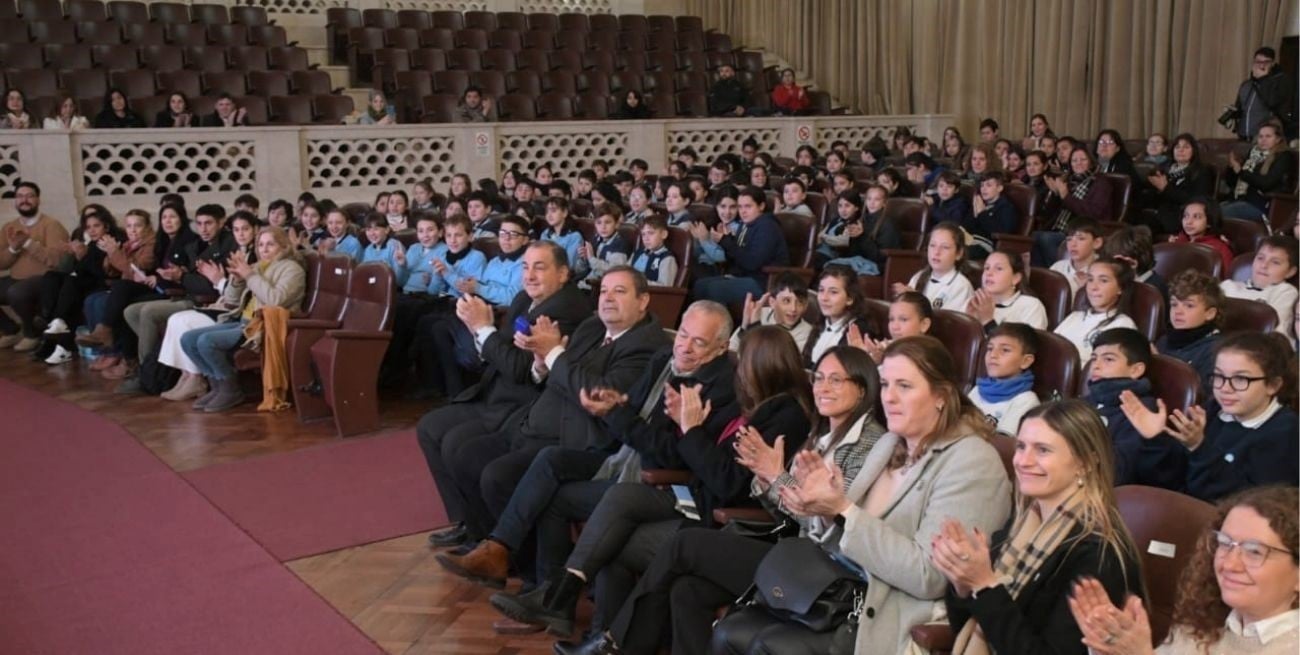 El Paraninfo de la UNL contó con una gran presencia de jóvenes. Foto: Guillermo Di Salvatore.