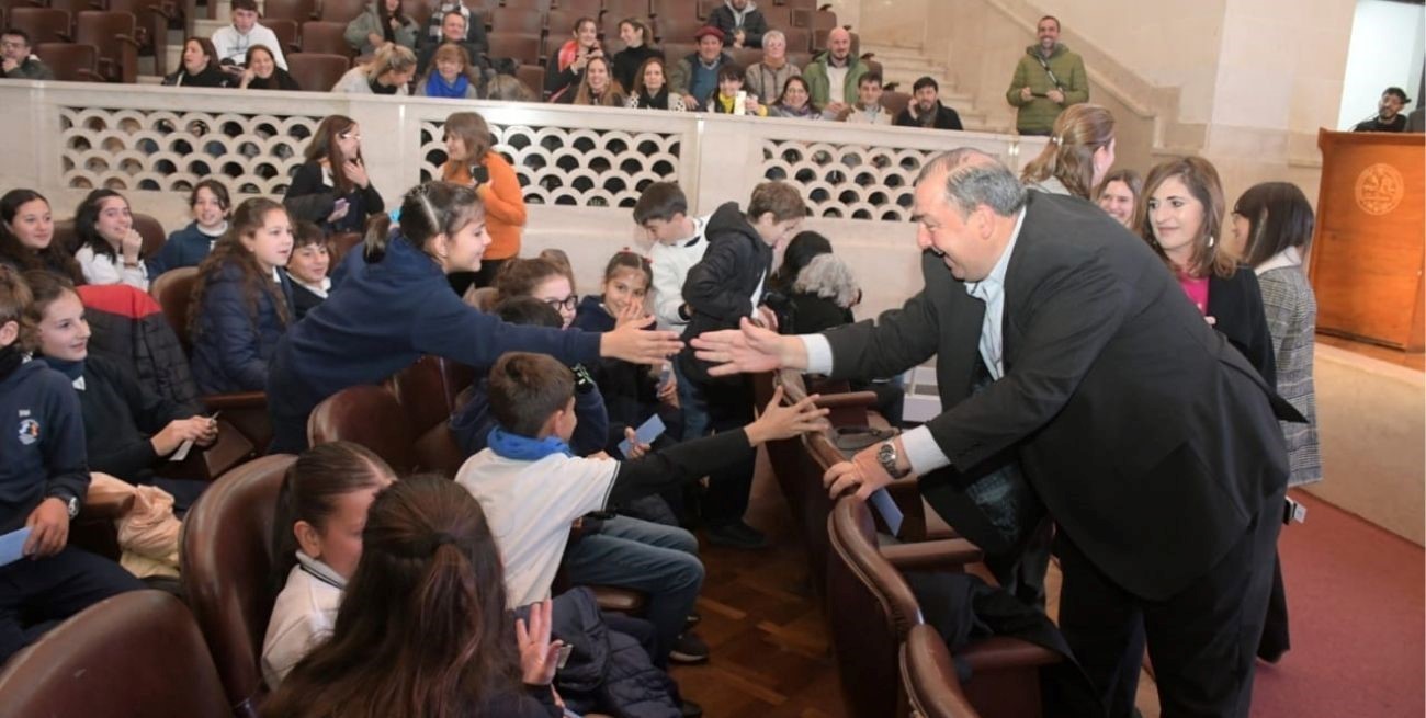 El saludo de Poletti con los alumnos presentes. Foto: Guillermo Di Salvatore.