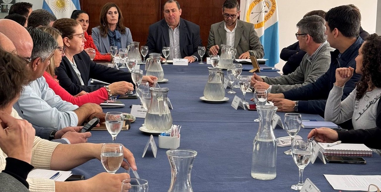 El intendente Poletti y sus funcionarios junto a la presidenta del Concejo, Adriana Molina, y el resto de los concejales. Crédito: Gentileza