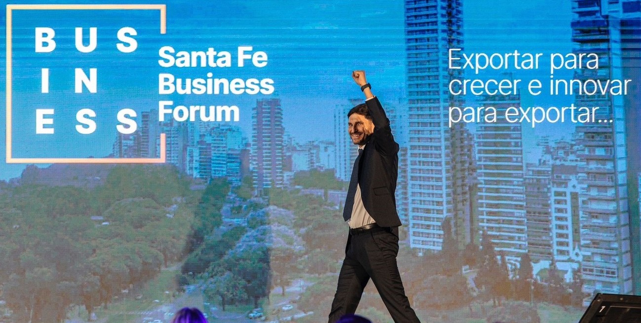 "Tenemos la oportunidad inmensa de mostrar que Santa Fe es el motor productivo de una Argentina que comienza a crecer y a arrancar”, remarcó en su discurso Pullaro.