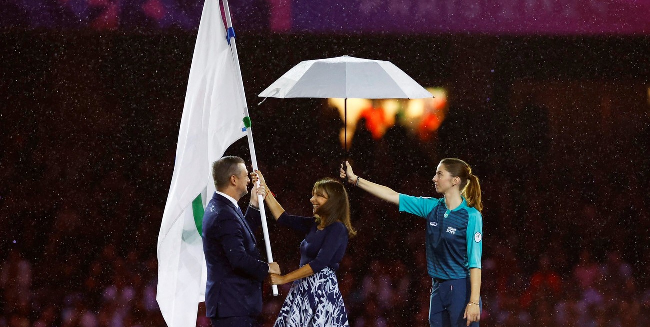 El traspaso de la bandera bajo la lluvia. Crédito: Reuters/Stephanie Lecocq