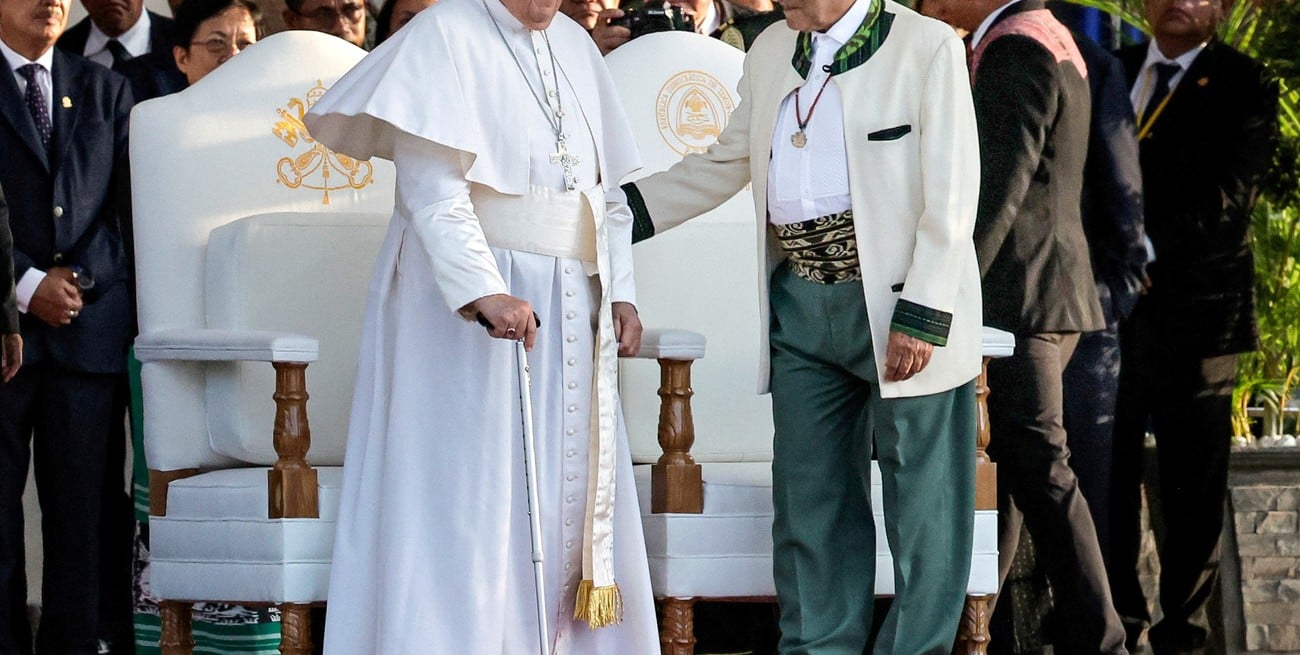 Francisco junto a Jose Ramos-Horta, presidente de Timor Oriental. Créditos: YASUYOSHI CHIBA REUTERS