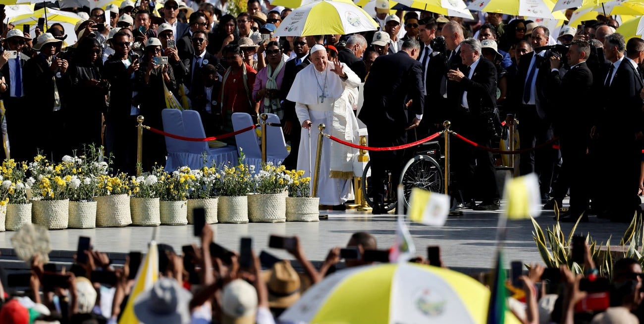 Pope Francis greets faithful on the day of the Holy Mass at the Esplanade of Taci Tolu during his apostolic trip to Asia, in Dili, East Timor, September 10, 2024. REUTERS/Willy Kurniawan/Pool