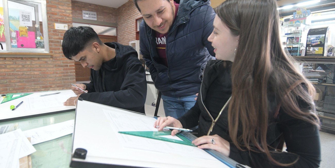 Estudiar de a dos o tres compañeros ayuda a establecer metas, comprometerse y practicar para los exámenes orales. Crédito: Manuel Fabatía