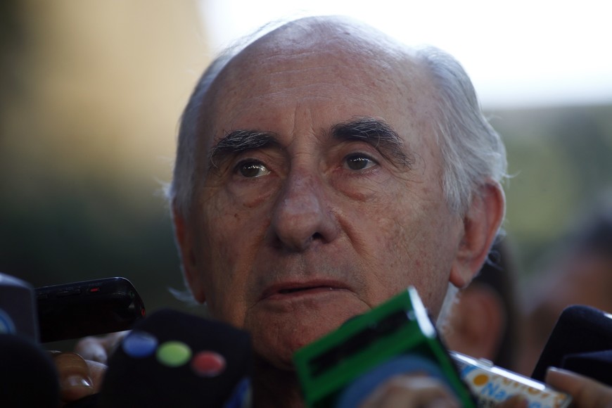 Former Argentine President Fernando de la Rua speaks to journalists after leaving a courtroom in Buenos Aires December 23, 2013. De la Rua and other seven former Senators and government officials were acquitted in a trial in which they were accused of payment bribes at the National Senate during his government to achieve the passing of the Employment Reform Law in April 2000. REUTERS/Marcos Brindicci (ARGENTINA - Tags: POLITICS LAW) buenos aires fernando de la rua juicio absolucion expresidente por cauda coimas en el senado juicio expresidente coimas en el senado caso banelco