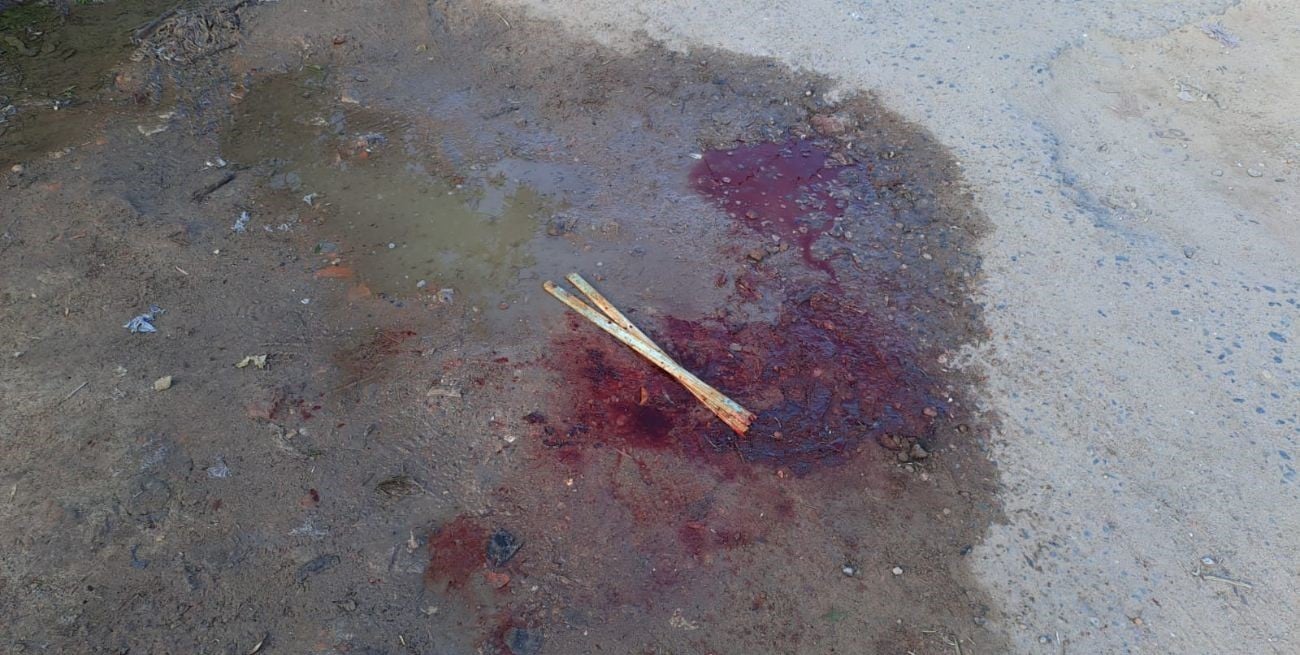 Los rastros de sangre quedaron en la calle del barrio San José.