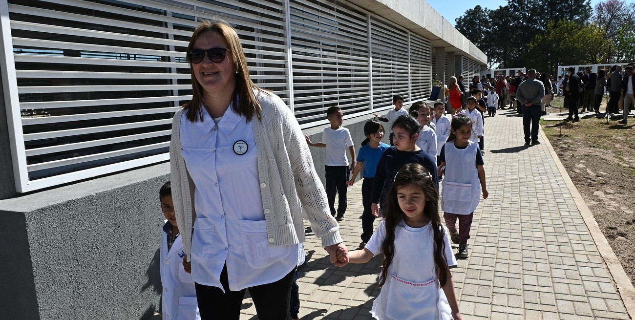 Los escolares fueron protagonistas del día festivo en que se inauguró su nueva escuela. Hoy tienen clases en un antiguo edificio ubicado frente a la plaza. Crédito: Flavio Raina