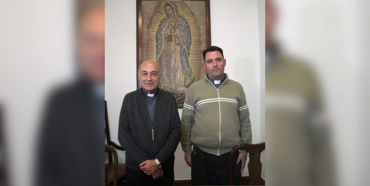 Vecino junto a Mons. Sergio Fenoy. Crédito: Guillermo Di Salvatore.