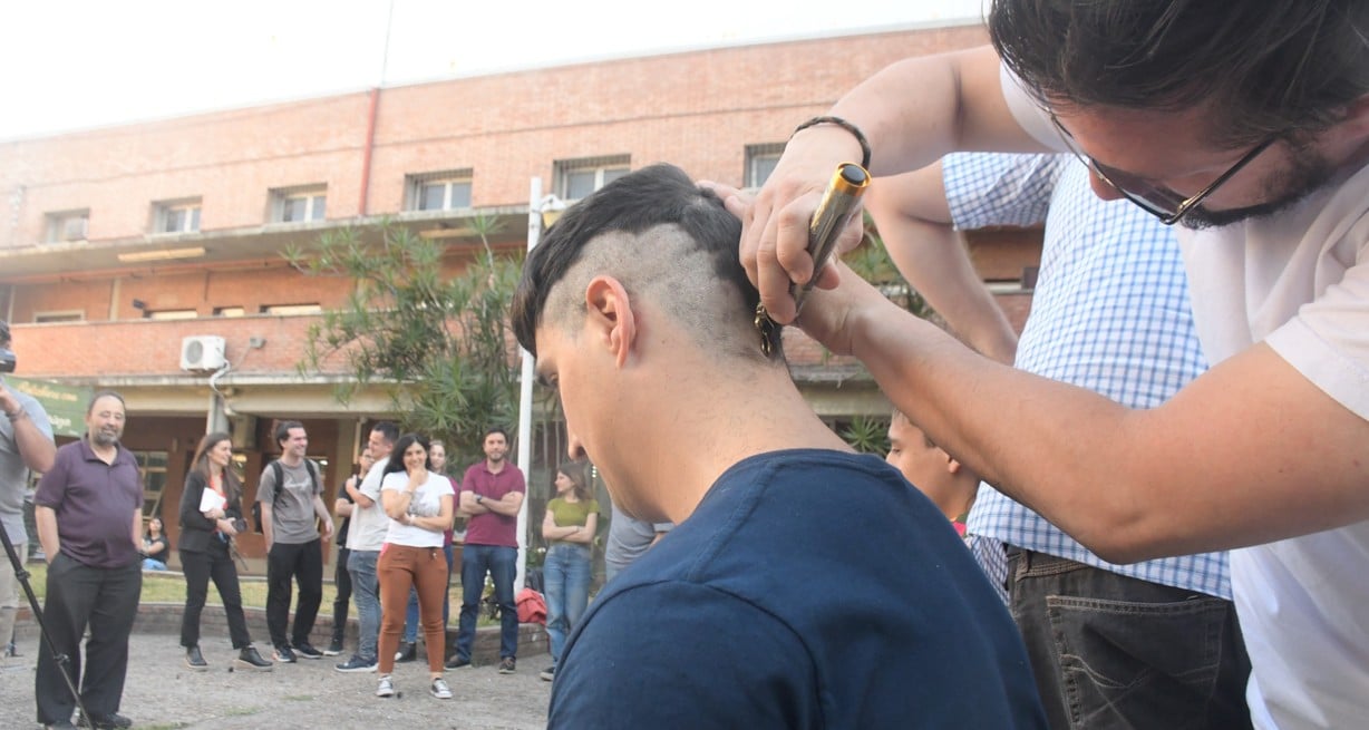 Por las maquinitas iban pasando de a uno los cerca de 20 voluntarios que se anotaron previamente. Crédito: Luis Cetraro
