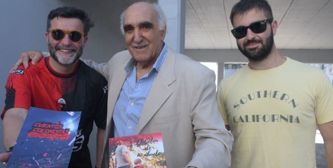 El profesor Carlos Trod junto a dos de los uruguayos hinchas de Colón.