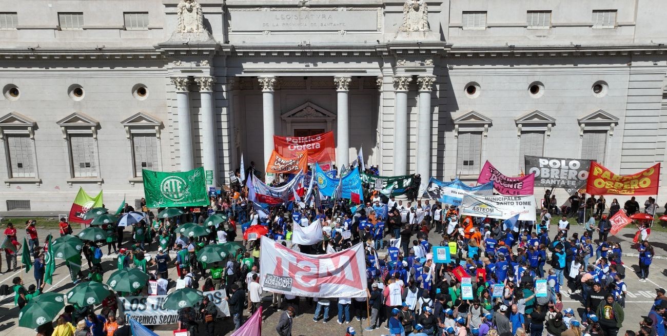 Las manifestaciones fuera de la Legislatura durante la sesión del 12 de septiembre. Foto: Fernando Nicola.