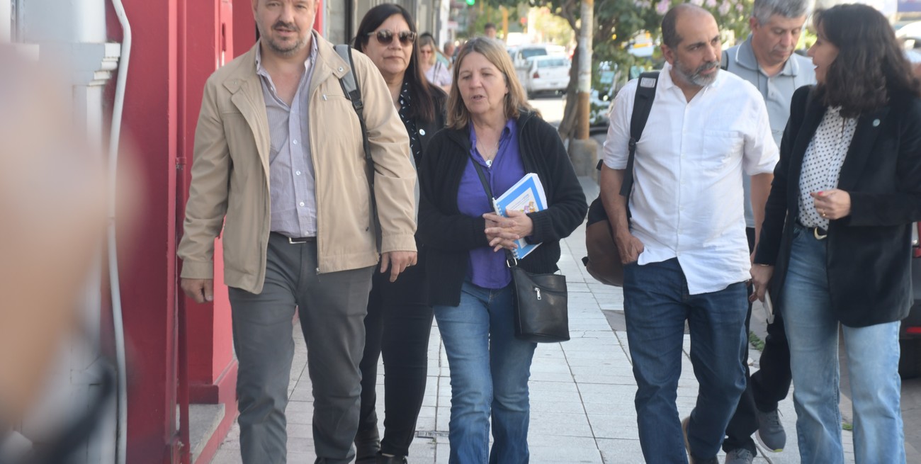 Amsafe llega a la sede de la cartera laboral. Alonso salió molesto y aseguró que la reunión fue "tensa". Crédito: Luis Cetraro