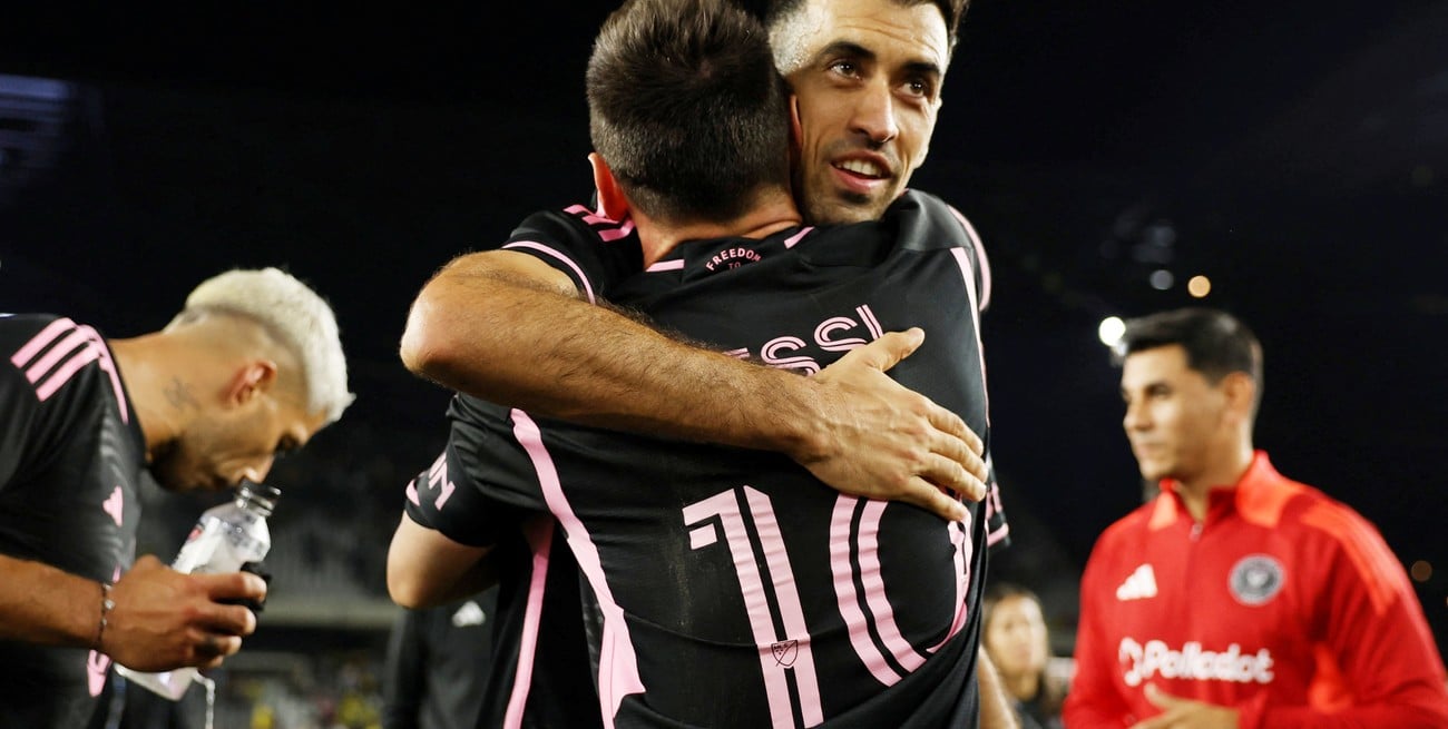 El abrazo entre Messi y Busquets, dos de los experimentados del equipo de Martino. Créditos: Trevor Ruszkowski-Imagn Images.