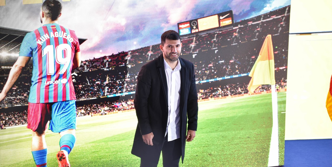 (211215) -- BARCELONA, 15 diciembre, 2021 (Xinhua) -- Imagen proveída por ZUMAPRESS de Sergio Agüero participando en una conferencia de prensa, en Barcelona, España, el 15 de diciembre de 2021. Agüero, de 33 años, anunció el miércoles en Barcelona, España, que no seguirá jugando en forma profesional debido a una arritmia cardíaca que se le detectó en el club catalán. (Xinhua/Imago/ZUMAPRERSS) (da) (vf) ***DERECHOS DE USO UNICAMENTE PARA NORTE Y SUDAMERICA***