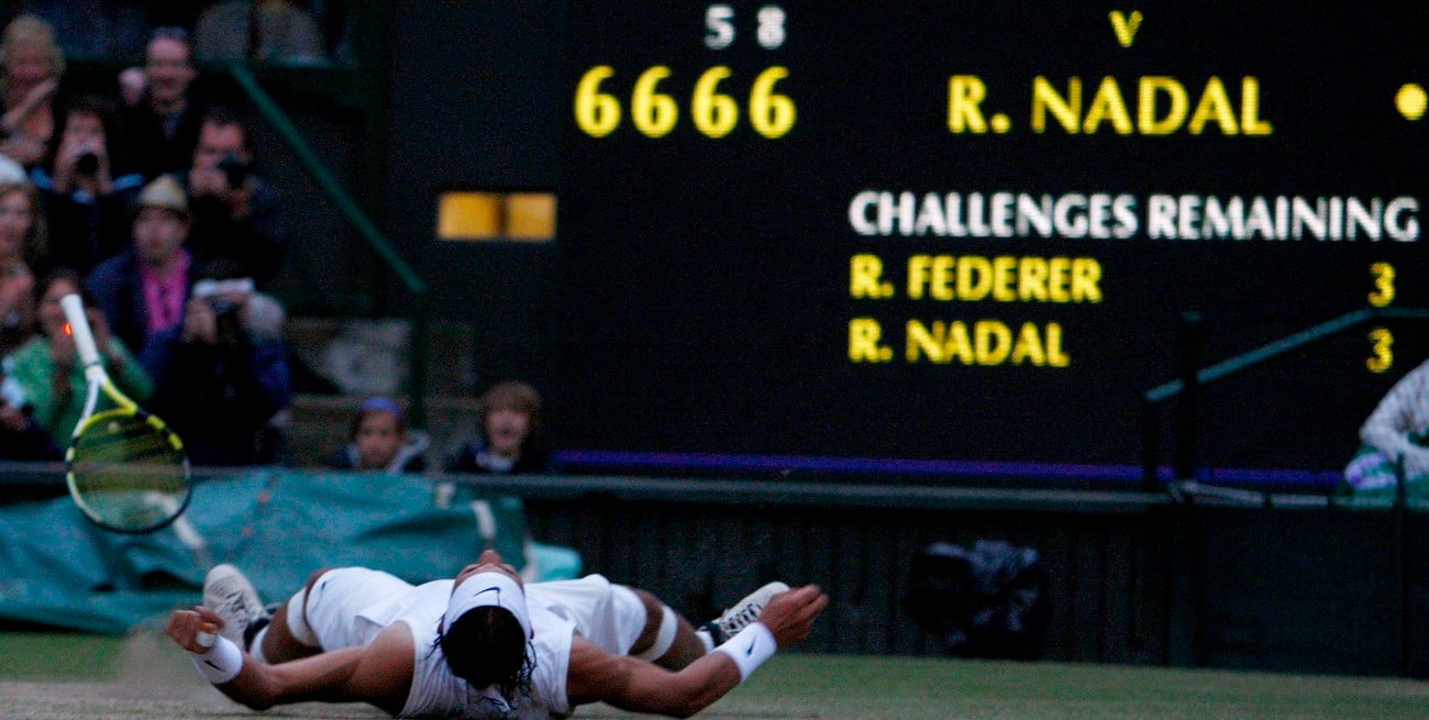 Nadal se desploma en el piso tras conseguir su primer Wimbledon. Créditos: REUTERS/Alessia Pierdomenico.