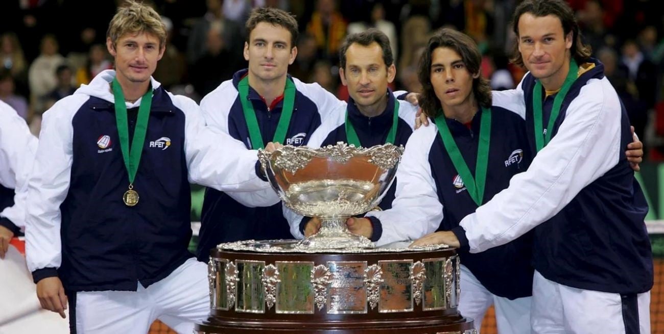 El equipo campeón: Nadal, Robredo, Moyá y Ferrero. junto al entrenador. Créditos: NA.