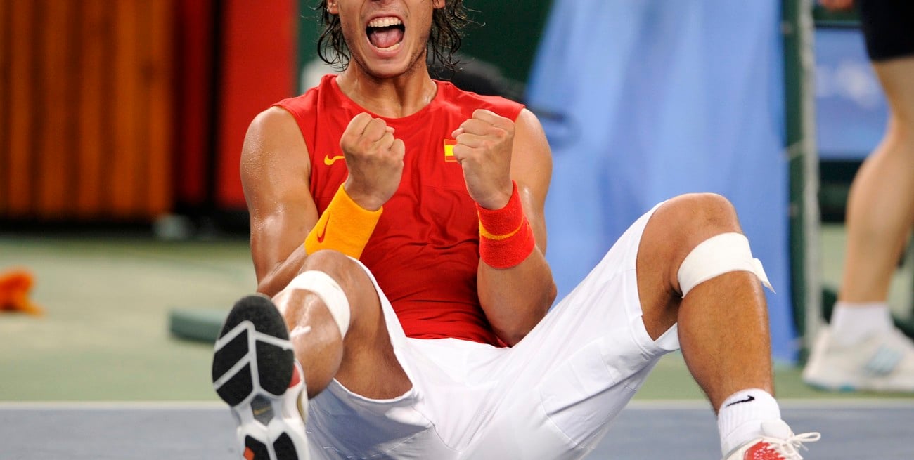 TENIS: SEMIFINALES MASCULINAS - AGX201. PEKÍN (CHINA), 15/08/08.- El tenista español Rafael Nadal celebra su victoria al término del partido de semifinales individuales masculinas hoy, viernes 15 de agosto, en el Complejo Olímpico de Tenis, durante los Juegos Olímpicos de Pekín. at the Beijing 2008 Olympic Games August 15, 2008. REUTERS/Toby Melville (CHINA) china rafael nadal juegos olimpicos beijing 2008 tenis partido tenista español medalla de oro festejos