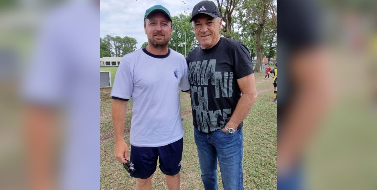 Presencia de lujo. Nery Pumpido junto a Nacho Minella. El ex campeón el mundo sorprendió a los niños que aprovecharon para hacer las fotos correspondientes. Gentileza