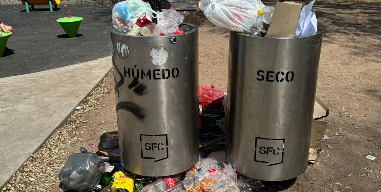 Los vecinos notan el descuido de la basura en espacios verdes, con cestos desbordados. Pero también hacen una autocrítica sobre la falta de cestos de altura y horario para sacar la basura. Crédito: El Litoral