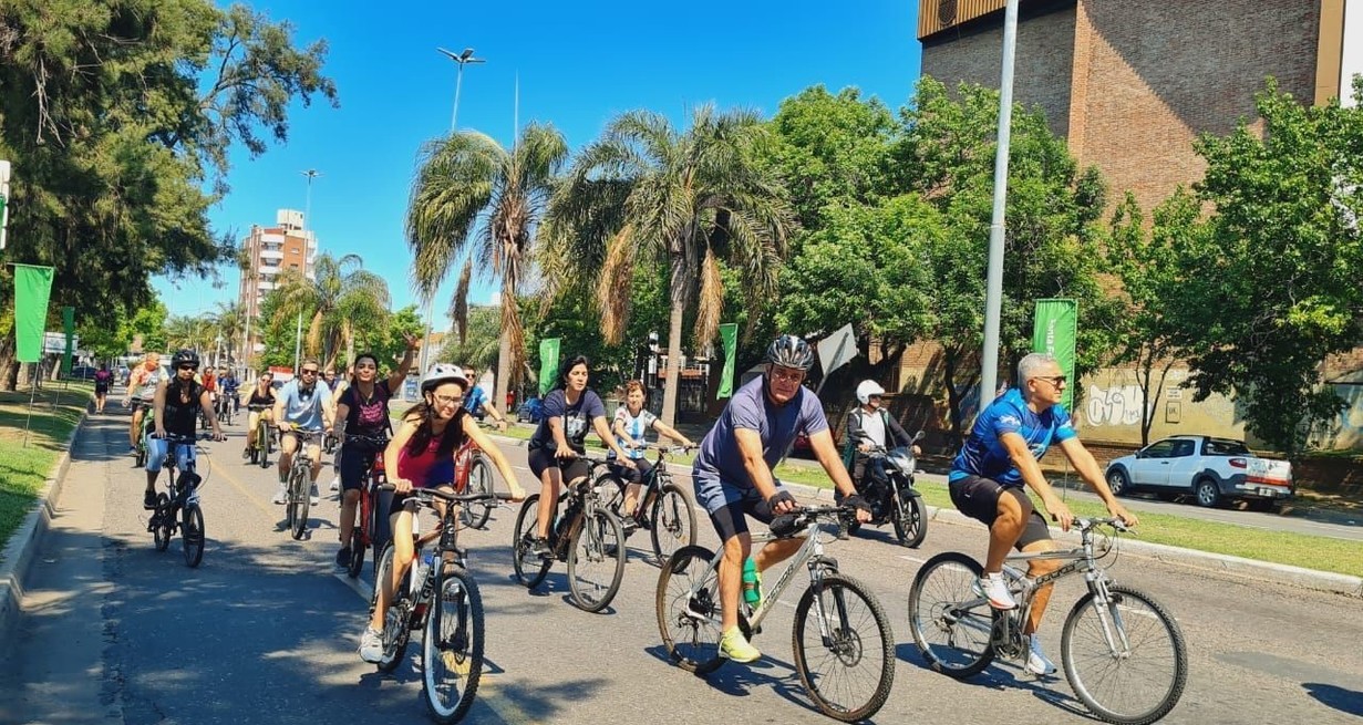 El sábado, un grupo de estudiantes, docentes y no docentes, hicieron una "bicicleteada" en el marco de la visilización de la protesta, convocada por Apul, entre otros. Crédito: Gentileza