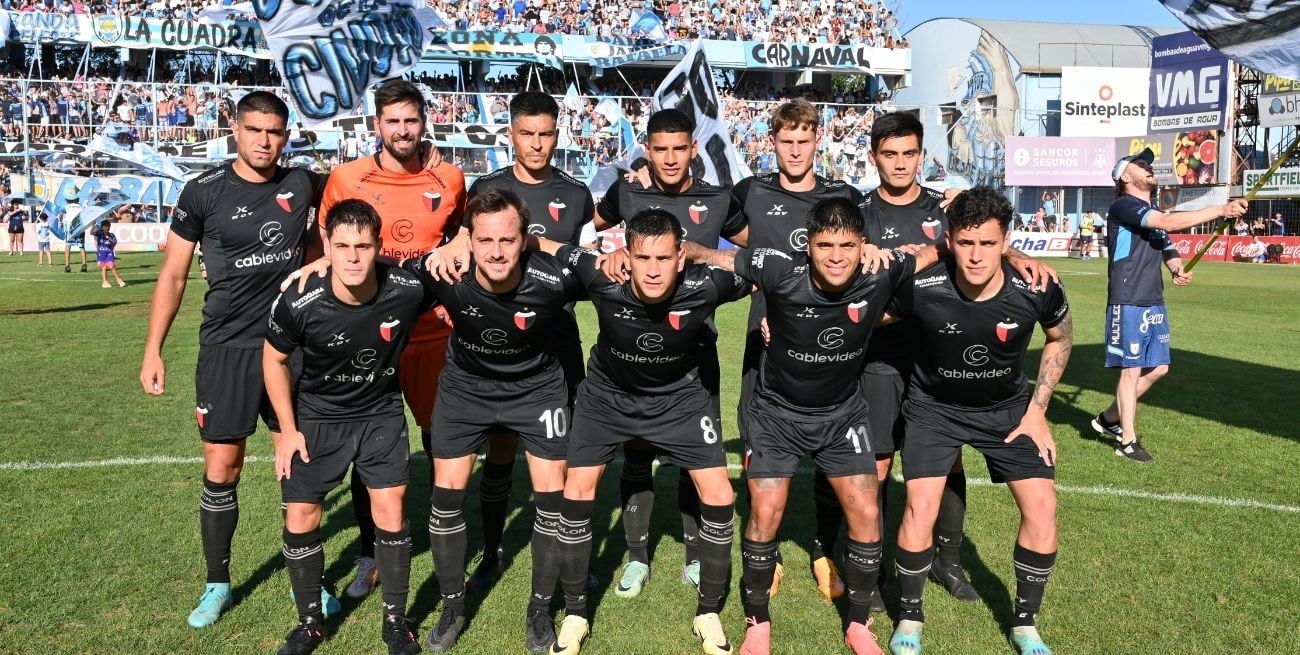 Los 11 titulares del domingo en el Monumental de barrio Alberdi. De pie: Lopes, Vicentini, Goltz, Herrera, Rossi y Henríquez. Agachados: Talpone, Bernardi, Jourdan, Guille y Forneris. Foto: Gustavo Conti.