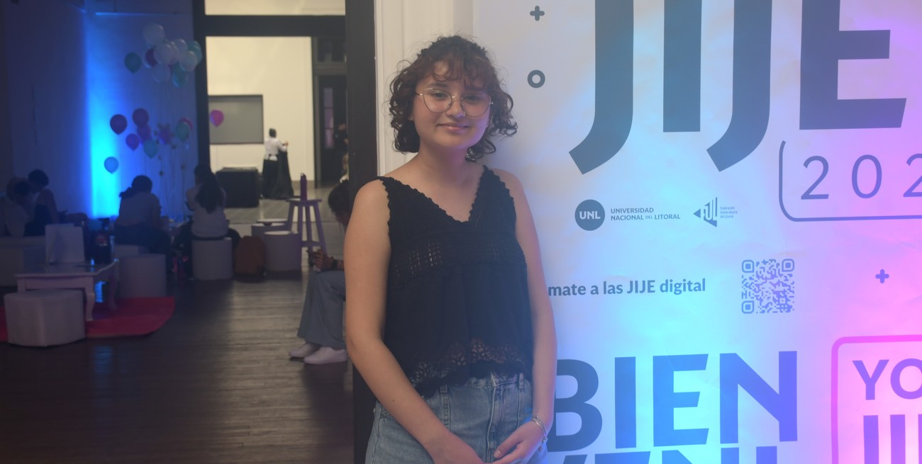 Antonella Labrea, estudiante secundaria del Liceo Rincón, de Ciudad del Plato (Uruguay), habló de su proyecto social destinado a la reinserción social de mujeres que estuvieron privadas de su libertad. Crédito: Manuel Fabatía