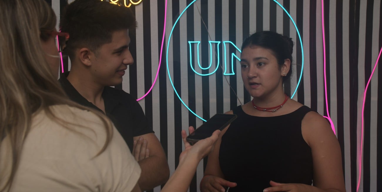 Luciano Dona y Priscila Ríos, del grupo Irupé, desarrollaron la propuesta de negocios para su  glamping flotante, un proyecto para ser instalado en zonas de humedales de Santa Fe o la región y que ya busca inversores. Crédito: Manuel Fabatía