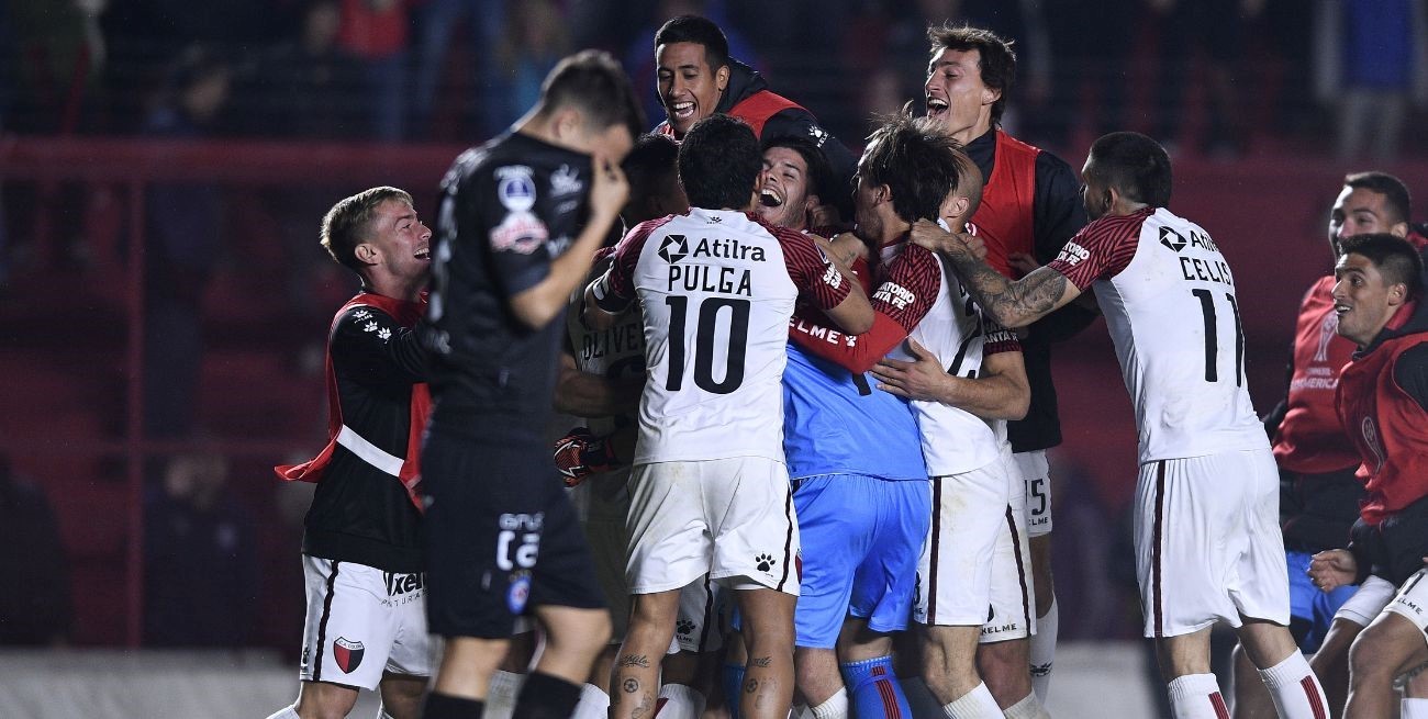 La alegría de los jugadores sabaleros tras ganar en penales.