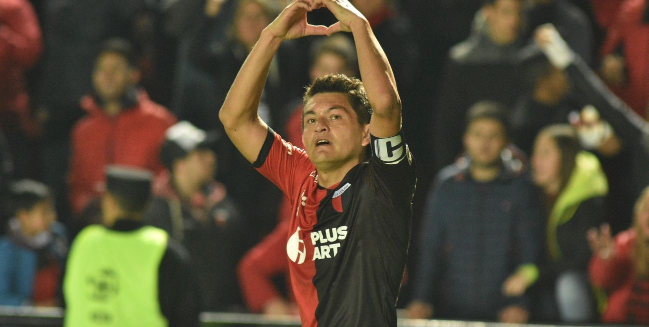 Festejo de gol del Pulga Rodríguez. Foto: Manuel Fabatía.