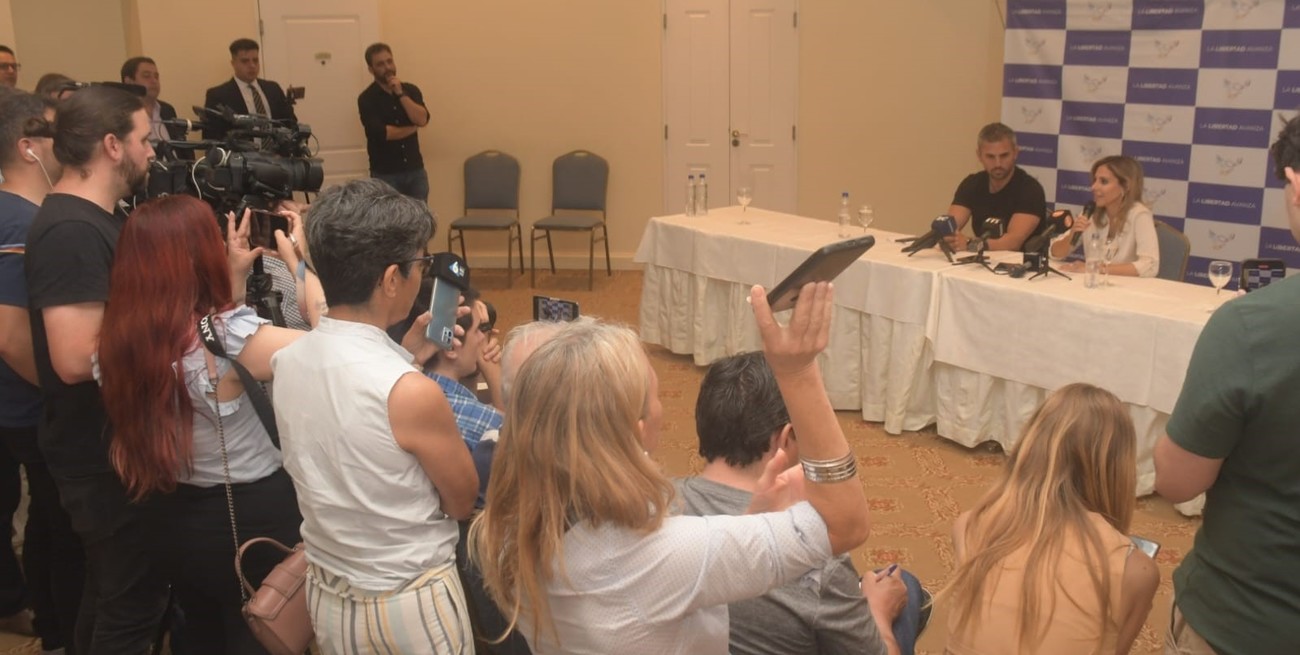 Romina Diez brindó una conferencia de prensa en Santa Fe junto a Martín Menem. Crédito: Luis Cetraro
