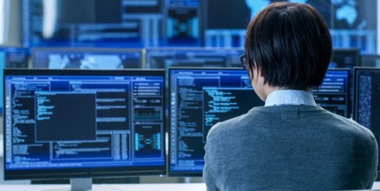 "No voy a entrar a discutir la Inteligencia Artificial por dos motivos. Primero, porque sería negar el desarrollo científico-tecnológico, que es inmensurable, desde la invención de la rueda hasta la fecha, y forma parte de nuestra cultura. Lo que sí me niego es aceptar que la discusión sea en este nivel: si buena, si mala, si miente, si no miente, si alcanza o cómo permea en el sistema educativo", indicó el entrevistado. Crédito. Agencia