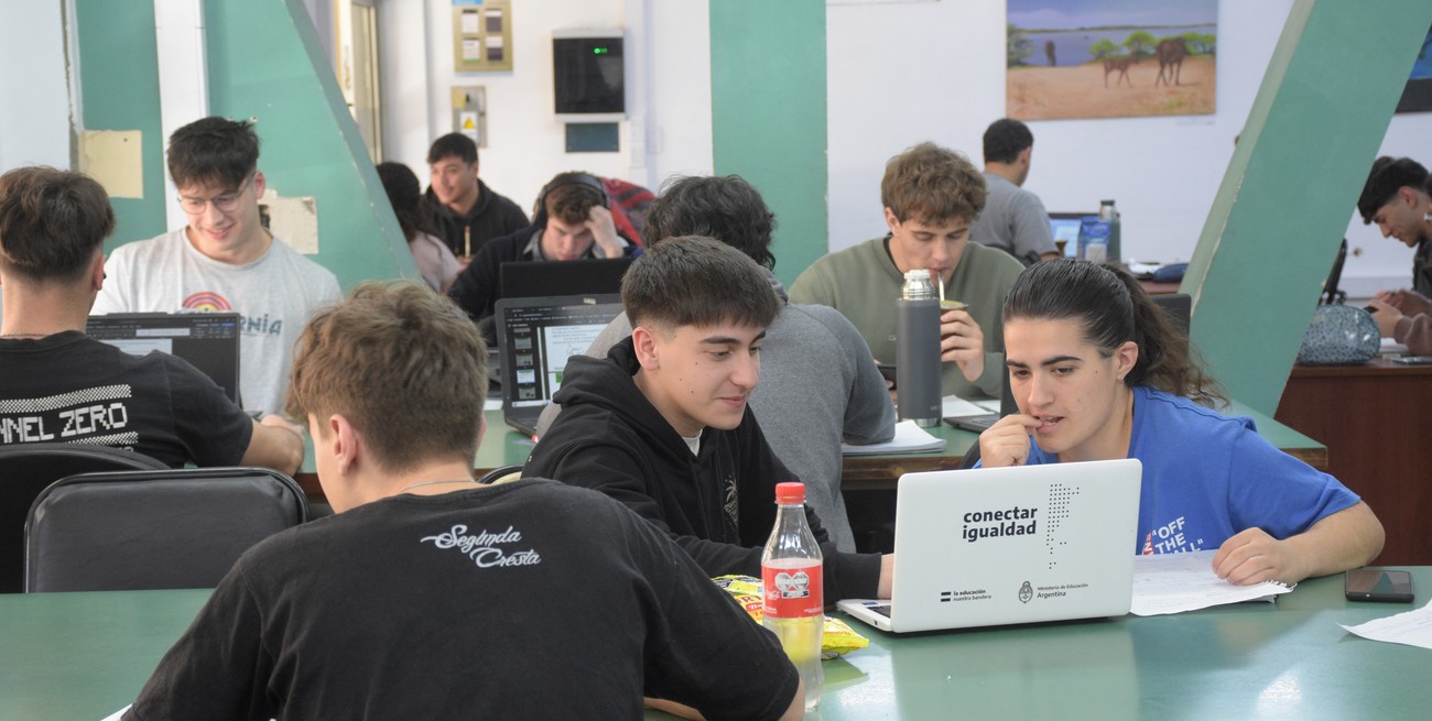 La educación es para mí una de las llaves de la transformación. Entonces hay que reorientarla, hay que resignificarla, hay que liberarla de esa carga de la actualización como un rigor en sí mismo, del posgrado sobre posgrado, porque en el fondo por ahí no está alcanzando para lo que estamos necesitando. Crédito: Lusi Cetraro
