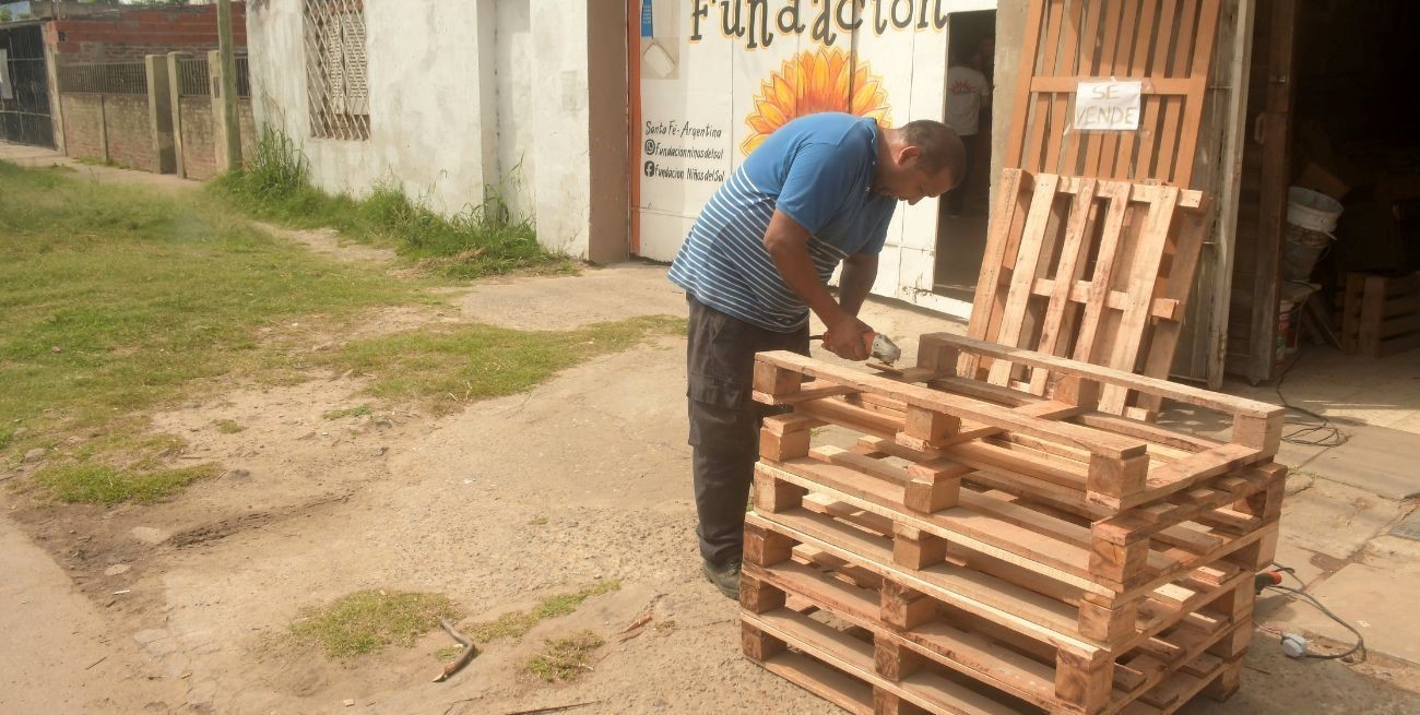 El taller de carpintería tiene una gran demanda por parte de la gente del barrio. Foto: Guillermo Di Salvatore.