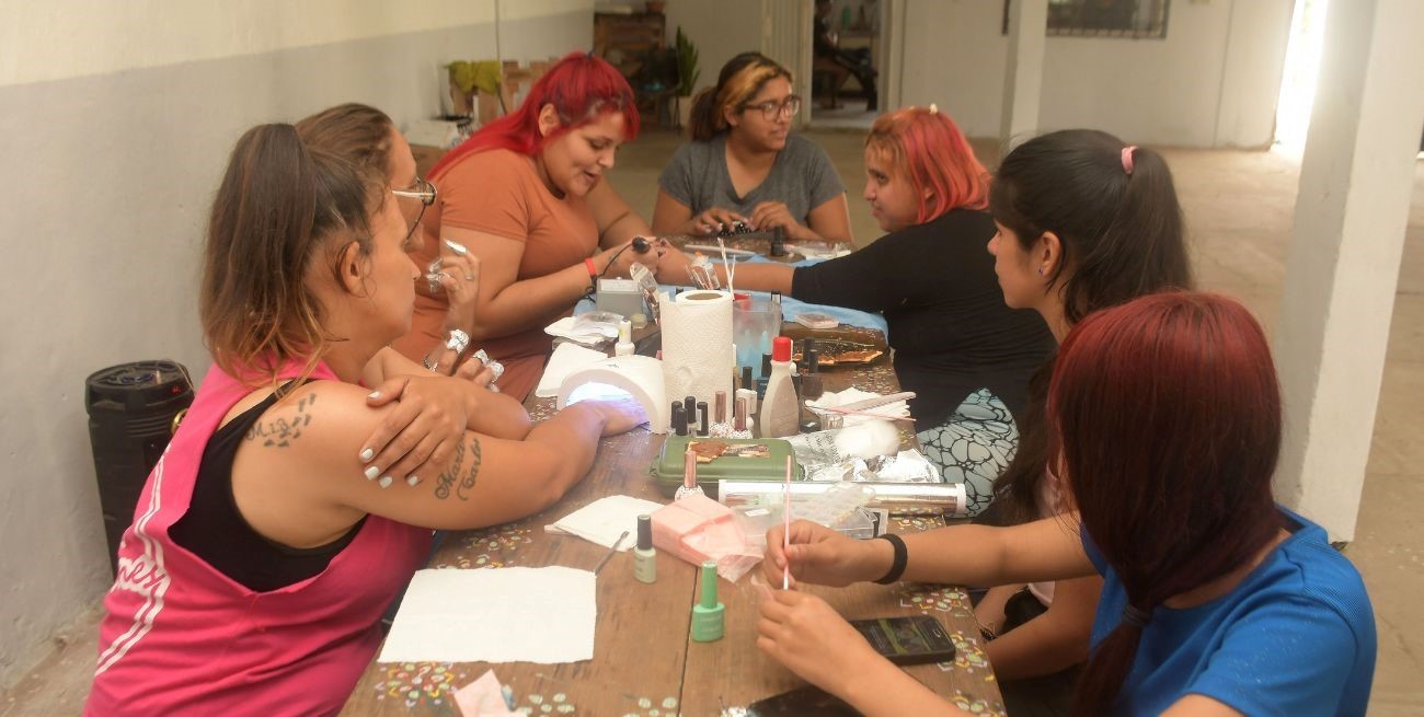 El taller de manicura ha brindado la oportunidad a varias mujeres de insertarse laboralmente en el sector. Foto: Guillermo Di Salvatore.