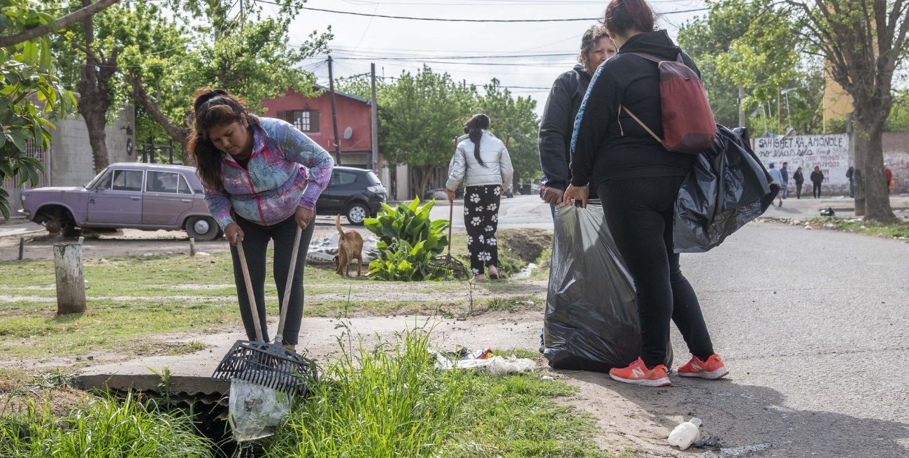 El gobierno pone mucho énfasis en la estrategia local, que se basa en el descacharrado, uso de repelente y medidas de barrera para impedir que los mosquitos ingresen a la vivienda. Archivo.
