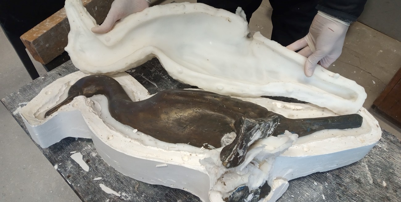 El trabajo de réplicas comenzó por el armado de los moldes de silicona y sus respectivos contramoldes de yeso para obtener las copias. Crédito: Gentileza