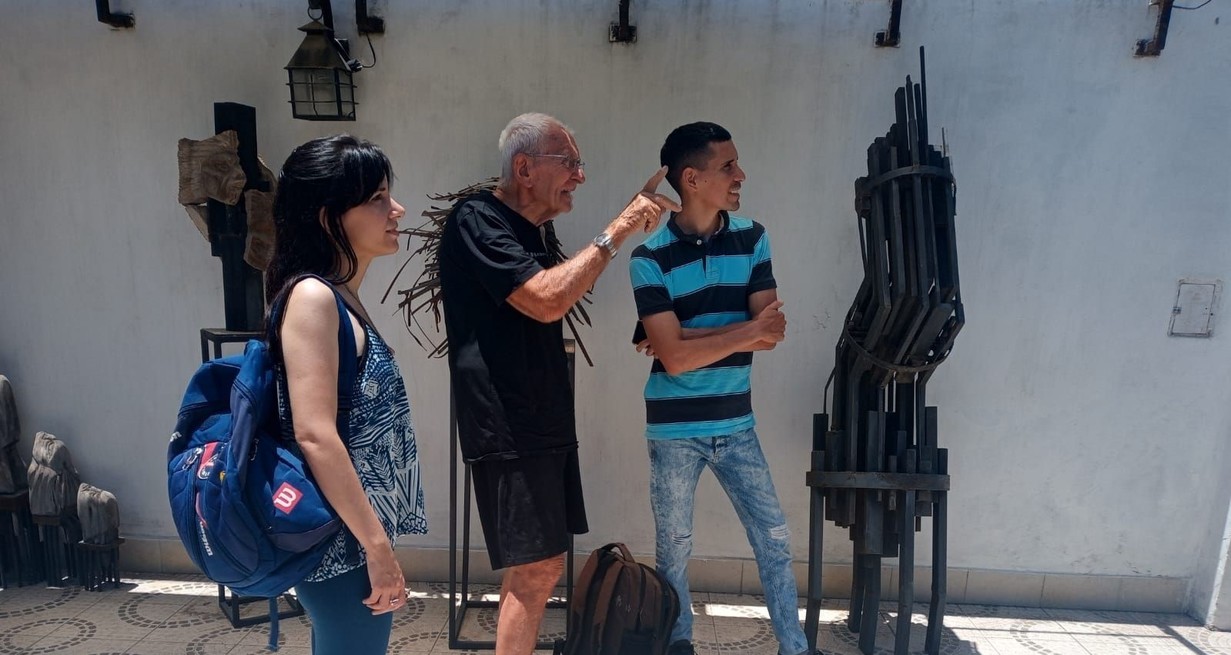 Para documentarse, el equipo visitó al escultor santotomesino Roberto Migdal, quien fue el autor de las piezas originales. Crédito: Gentileza