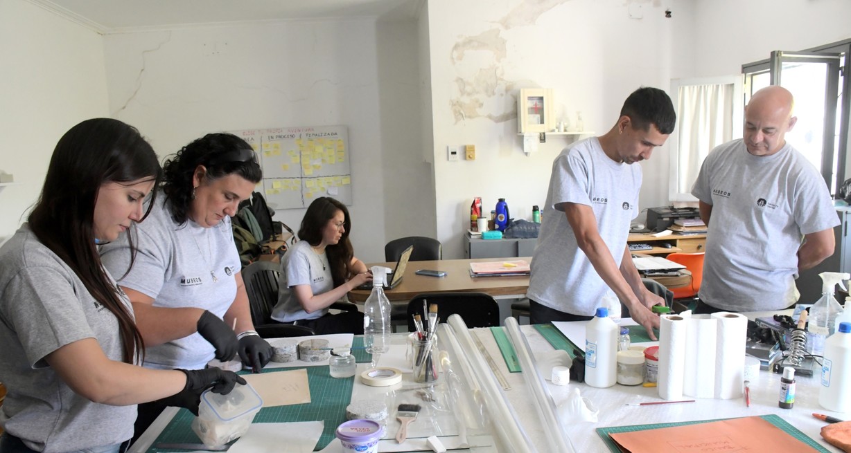 Melisa Perezlindo, María Elena Tenorio, Virginia Lazzaroni, Mauricio Gómez y Eduardo Gómez (de izq. a derecha) son empleados municipales y estuvieron a cargo de las tareas. Crédito: Luis Cetraro