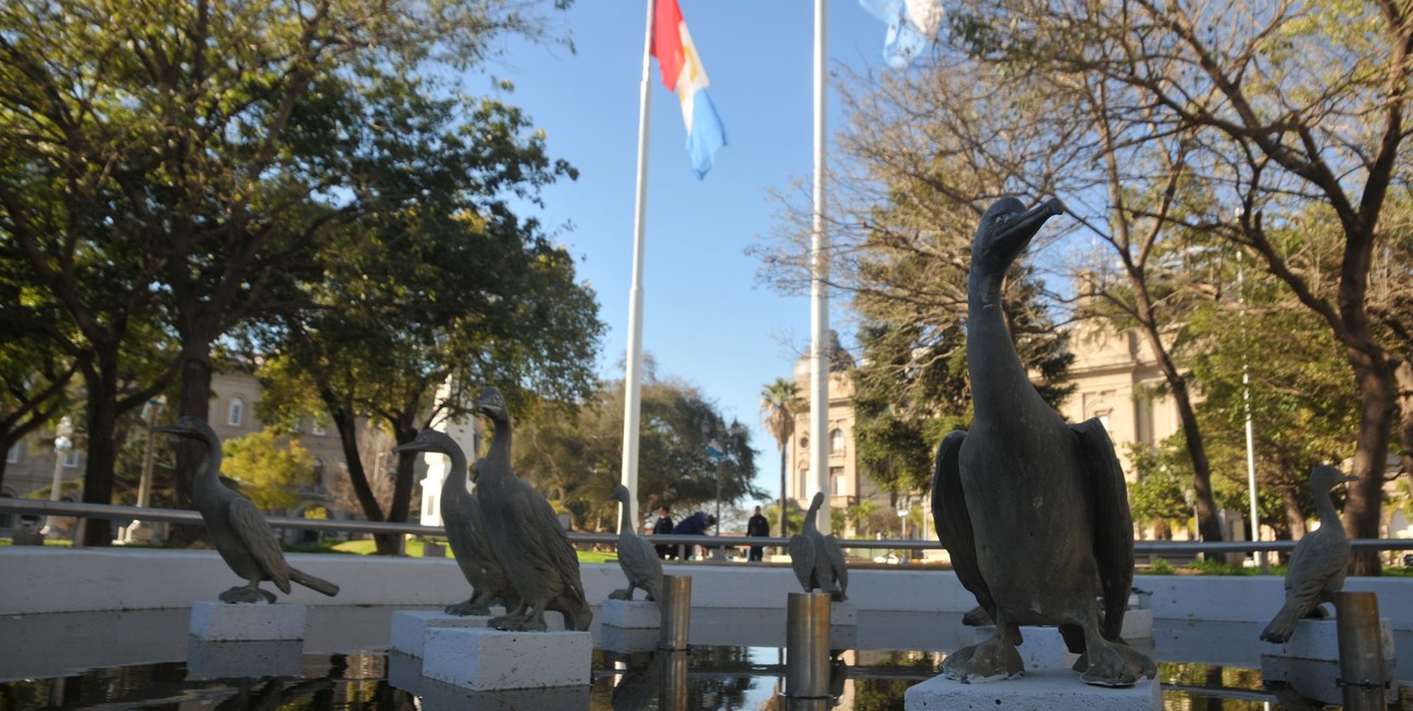 Fuente de los biguás antes de que las piezas fueran sustraídas de la plaza 25 de Mayo. La imagen es de 2018. Crédito: Flavio Raina