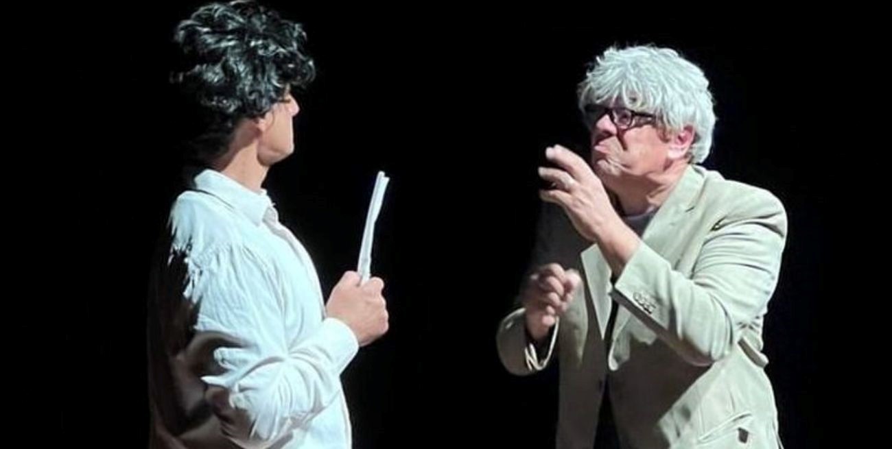 La segunda obra de este jueves fue “Pasen y vean” (Breve historia del teatro), dirigida por Horacio “Ñoti” Martínez (Venado Tuerto). Foto: Gentileza.