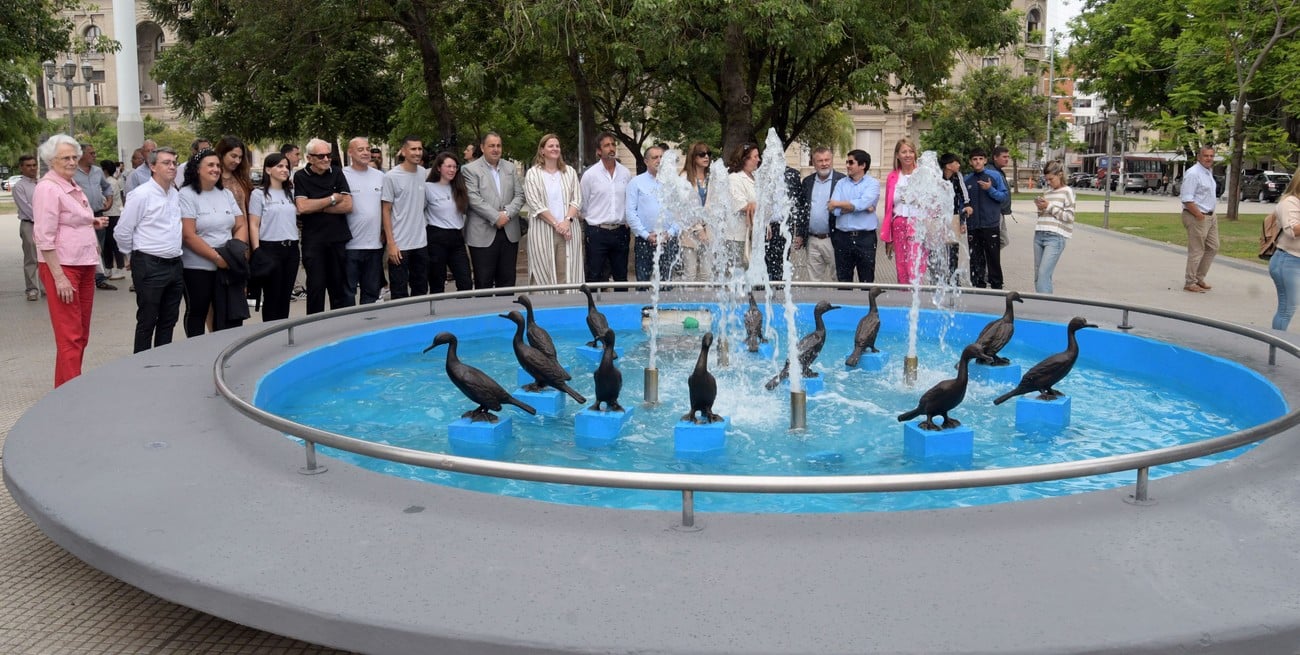 El intendente Poletti, junto a funcionarios municipales e integrantes del equipo que realizó los trabajos, inauguraron la fuente, que quedó activa y con agua. Crédito: Guillermo Di Salvatore