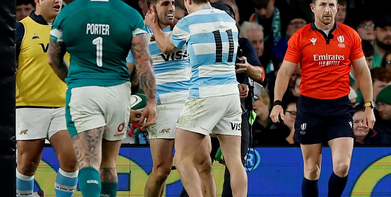 Rugby Union - Autumn Internationals - Ireland v Argentina - Aviva Stadium, Dublin, Ireland - November 15, 2024
Argentina's Juan Cruz Mallia celebrates scoring a try with Bautista Delguy REUTERS/Clodagh Kilcoyne