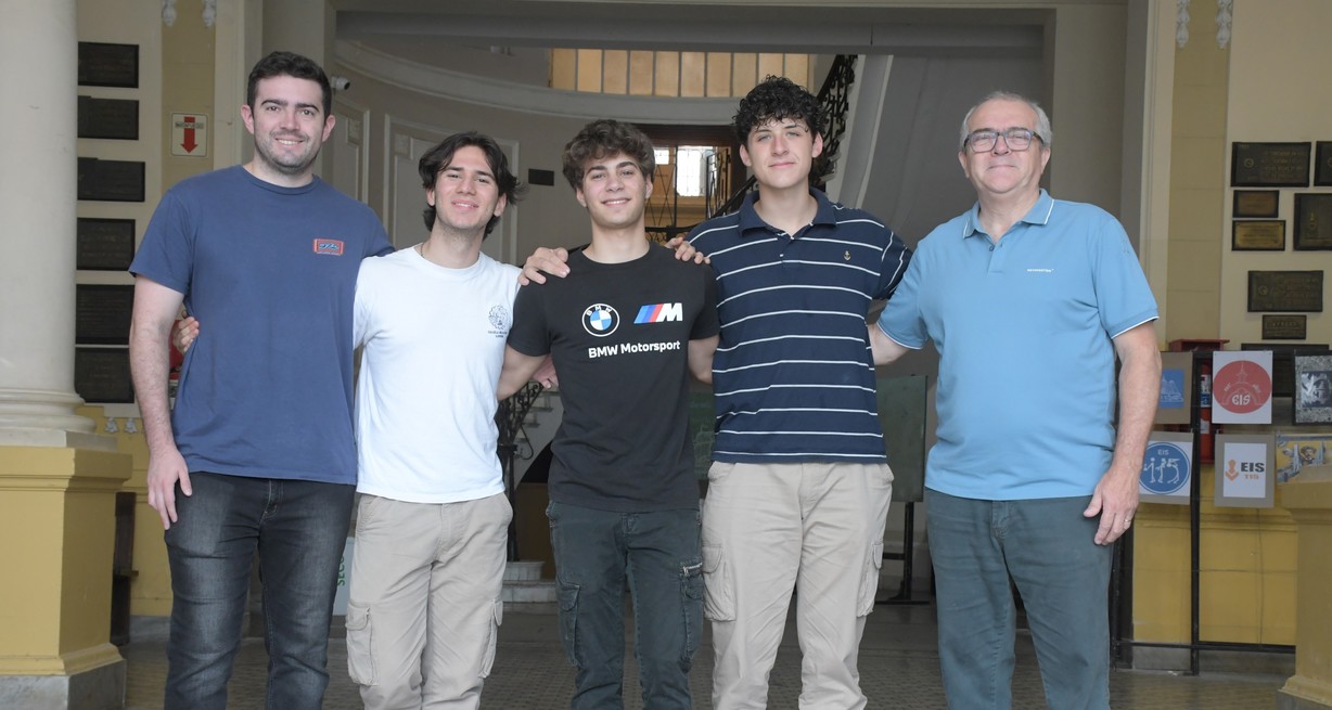 El profesor Eduardo Castillo (primero desde la derecha) hace 18 años que prepara a los estudiantes de la EIS para la olimpíada. Crédito: Luis Cetraro
