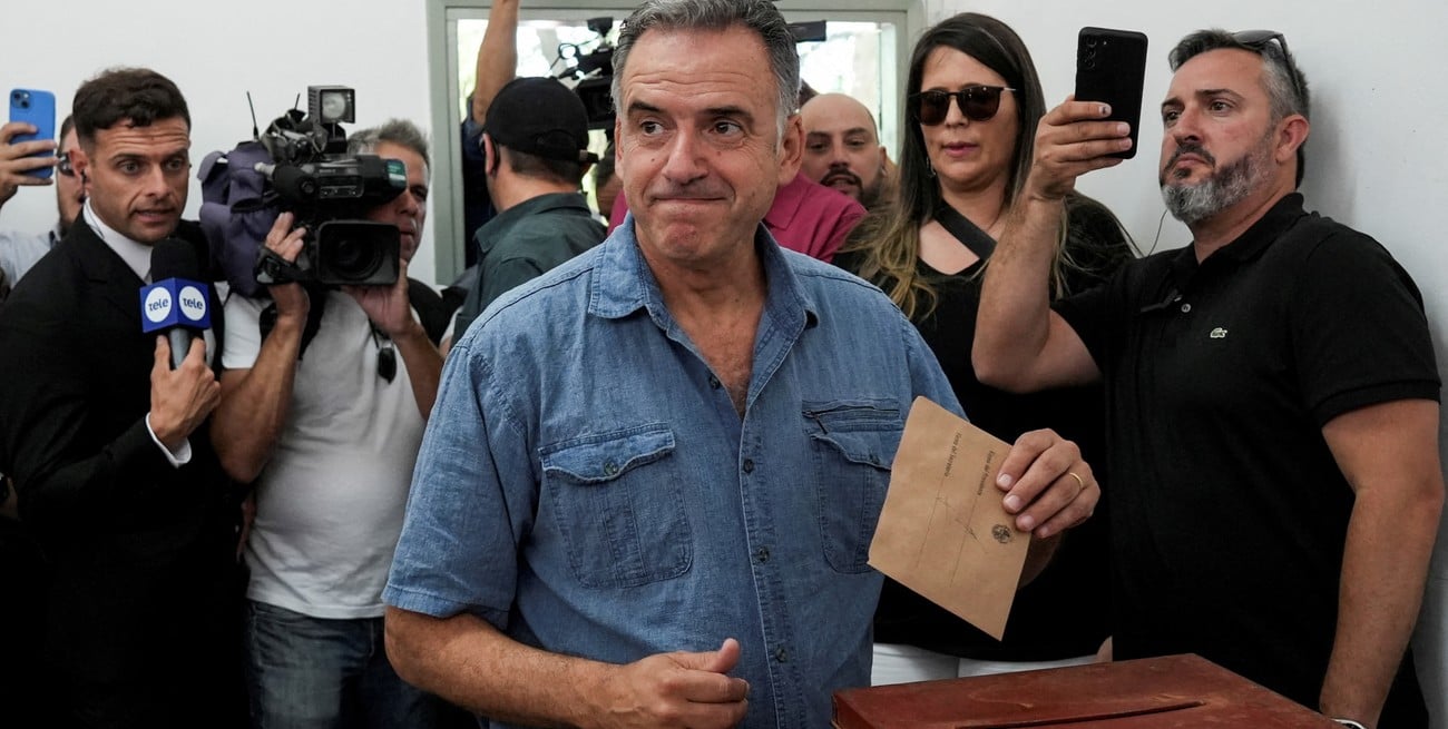 Yamandú Orsi representa al Frente Amplio y concentra el apoyo de la izquierda, la centroizquierda y votantes desencantados con los últimos años de la administración oficialista. Foto: REUTERS