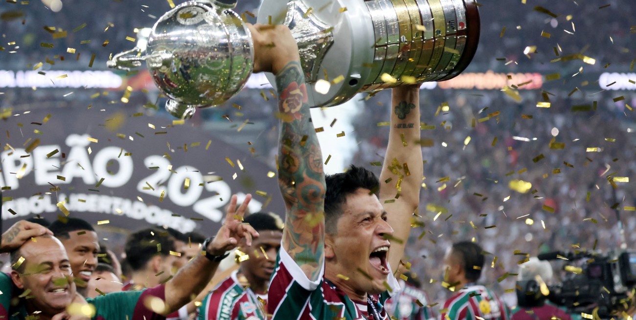 Soccer Football - Copa Libertadores - Final - Boca Juniors v Fluminense - Estadio Maracana, Rio de Janeiro, Brazil - November 4, 2023
Fluminense's German Cano celebrates with the trophy after winning the Copa Libertadores REUTERS/Sergio Moraes