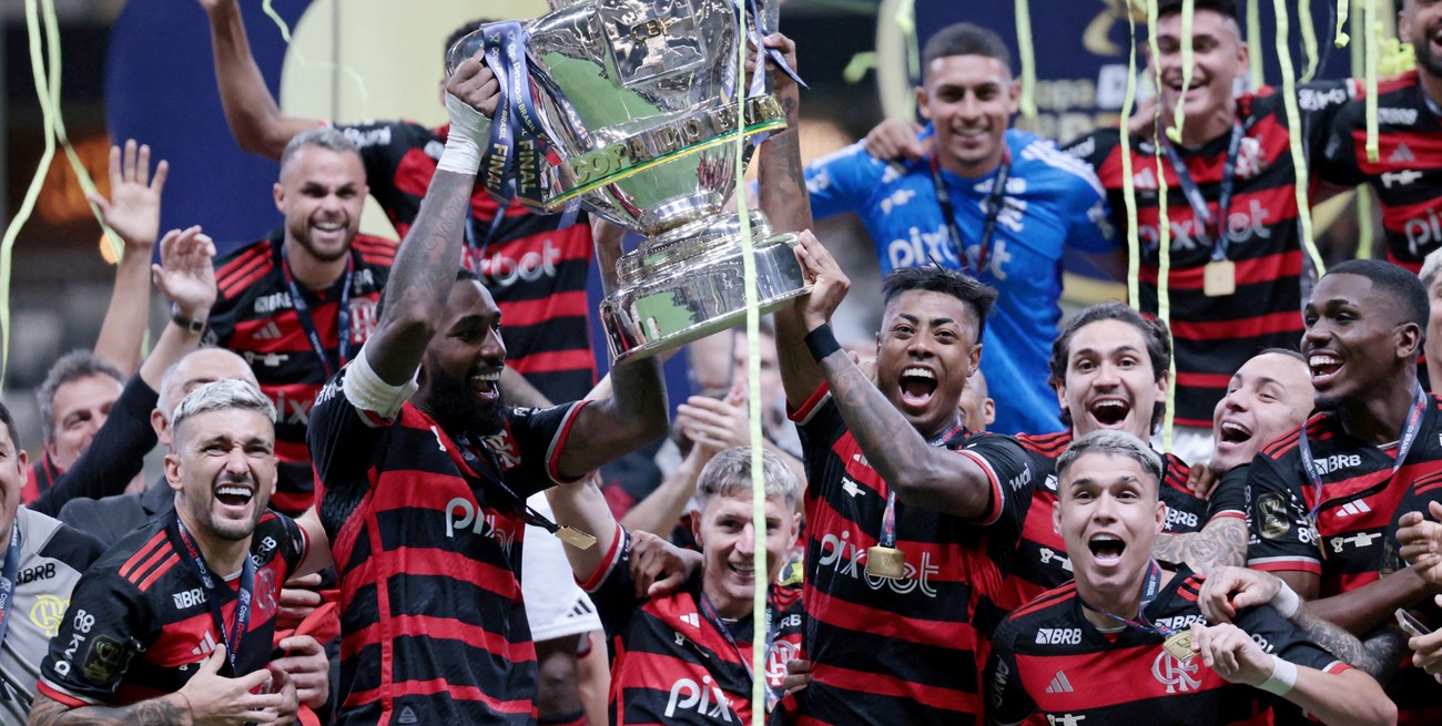 Soccer Football - Copa do Brasil - Final - Second Leg - Atletico Mineiro v Flamengo - Arena MRV, Belo Horizonte, Brazil - November 10, 2024
Flamengo's Gerson, Bruno Henrique and teammates celebrate winning the Copa do Brasil with the trophy REUTERS/Cris Mattos TPX IMAGES OF THE DAY